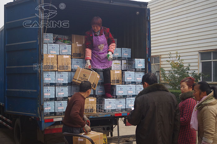 四川嘉能機電有限公司倉儲發(fā)貨人員正在裝車，近400臺機器將貨車塞得滿滿當(dāng)當(dāng)